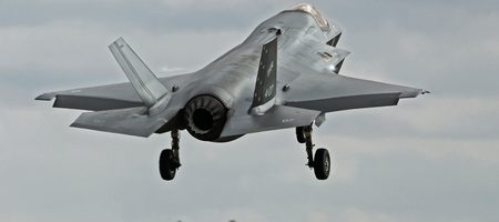 意大利海军策划两台本地机器的比赛：一架F-35B与一辆法拉利
